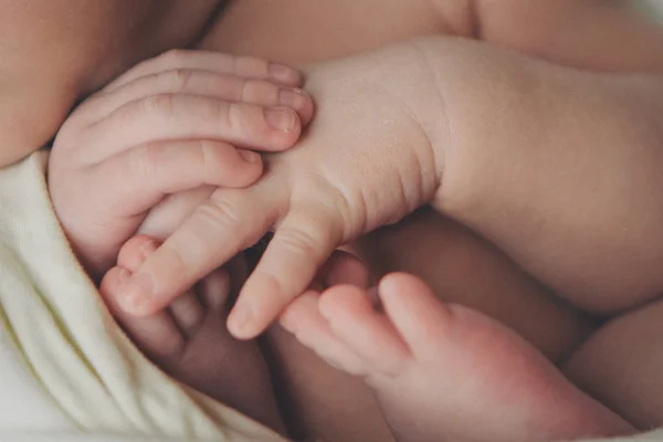 婴儿的手关闭在白色背景 — 图库照片