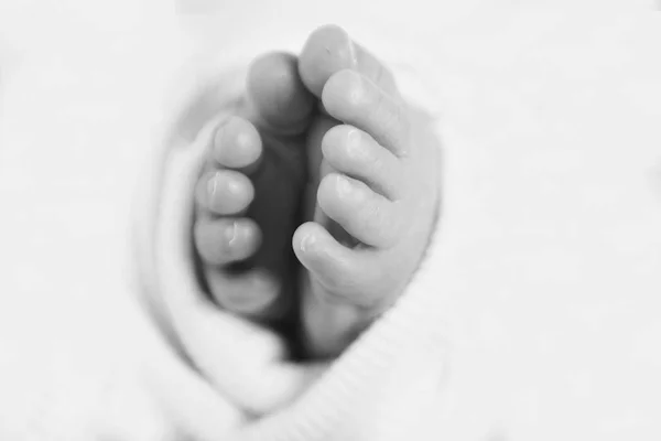 Πόδια Του Μωρού Τυλιγμένο Κουβέρτα Εσωτερικη — Φωτογραφία Αρχείου