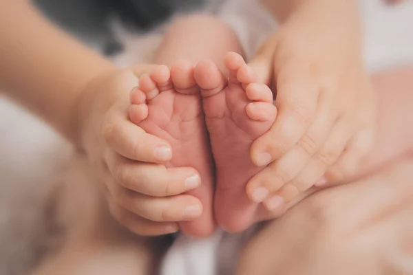 Детские Ножки Лежат Руках Родителей Закрытых Белом Фоне Реклама Гигиены — стоковое фото