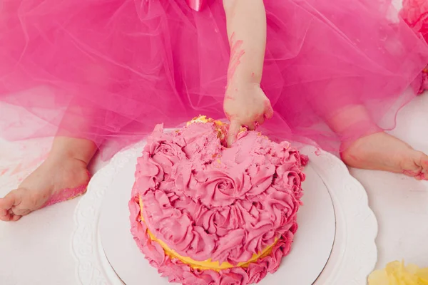 Little Girl Eats Cake Her Hands Baby Covered Food — Stock Photo, Image
