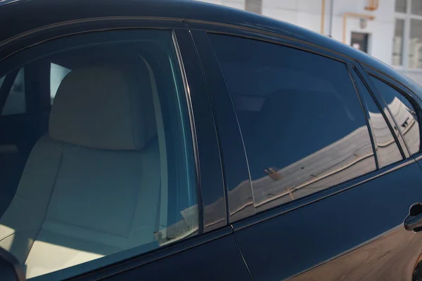Camdan Tavanı Yansıtan Renkli Siyah Araba Pencereleri — Stok fotoğraf