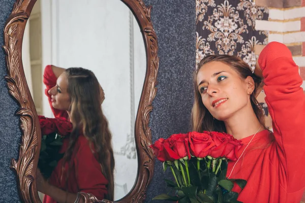 Ritratto Giovane Bella Donna Bionda Abito Rosso Con Rosa Rossa — Foto Stock