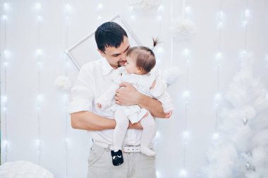 Baba bebek onun kollarında tutar. Küçük çocuklar, mutlu çocukluk, samimi bir aile babası eğitmek kavramı.