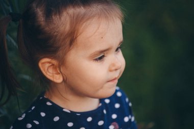 küçük bir kız portresi: bebeğin yüzüne yakın çekim