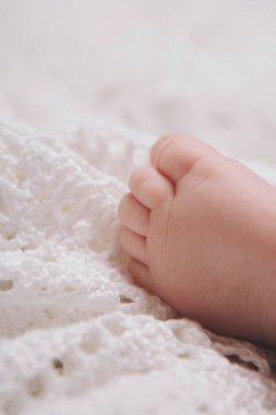 Bebe ayak beyaz arka plan üzerinde yakın çekim