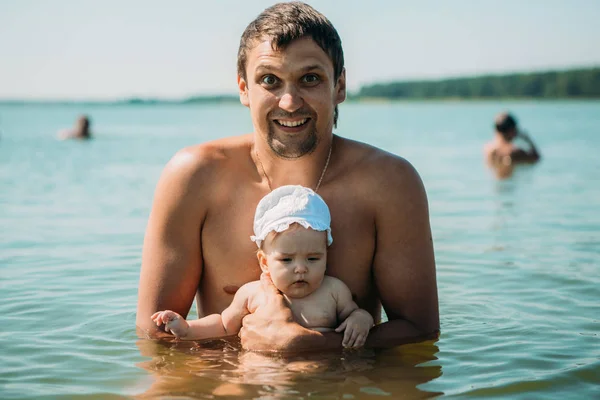 Muž Učí Dítě Plavat Vodě Uprostřed Léta — Stock fotografie