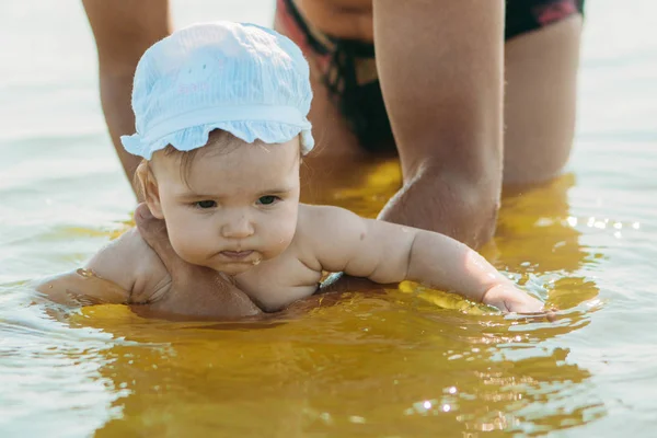 Homme Apprend Enfant Nager Dans Eau Milieu Été — Photo