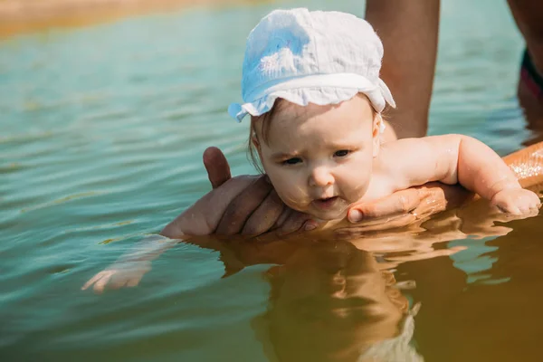 Een Man Leert Een Kind Zwemmen Het Water Het Midden — Stockfoto