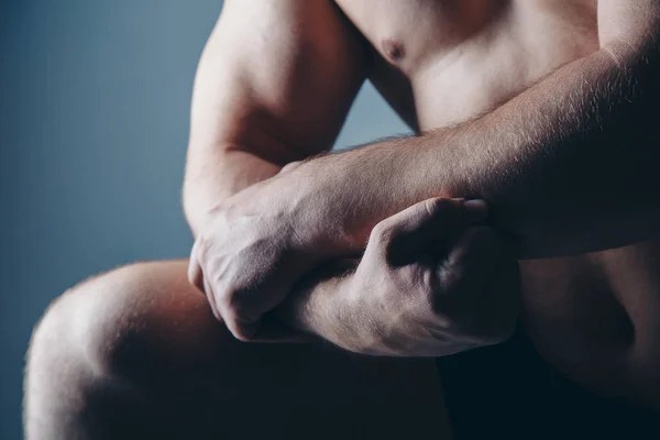 Forte Nudo Muscolare Uomo Mostra Suoi Muscoli — Foto Stock