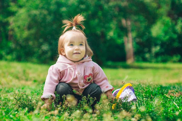 Retrato Niña Una Hierba Verde — Foto de Stock