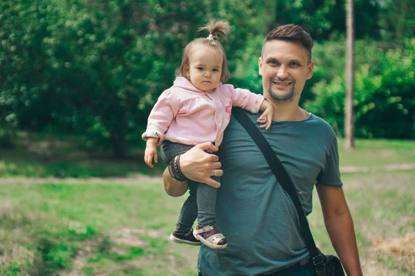 Baba Kızı Aile Portresi Bir Kız Bir Erkek Kaldırdı Güven — Stok fotoğraf