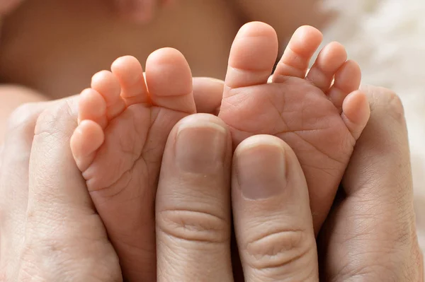 Bebe Ayak Beyaz Arka Plan Üzerinde Yakın Çekim — Stok fotoğraf