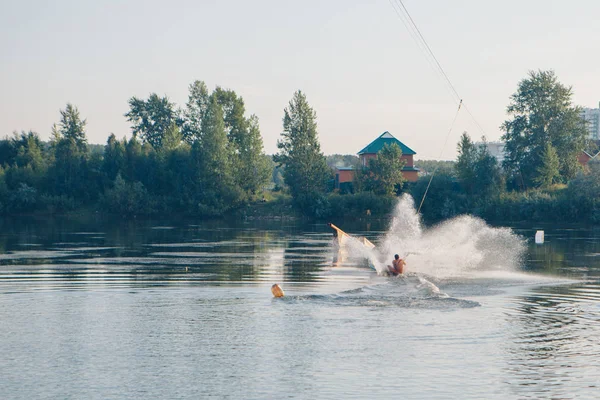 Une Personne Positive Roule Sur Eau Sur Une Planche Roulettes — Photo