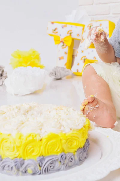 Pierna Comida Para Bebés Sobre Fondo Blanco Pies Pastel —  Fotos de Stock