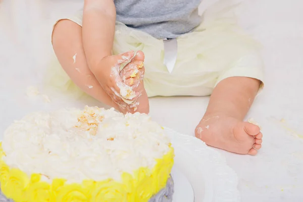 Been Van Babyvoeding Witte Achtergrond Voeten Taart — Stockfoto