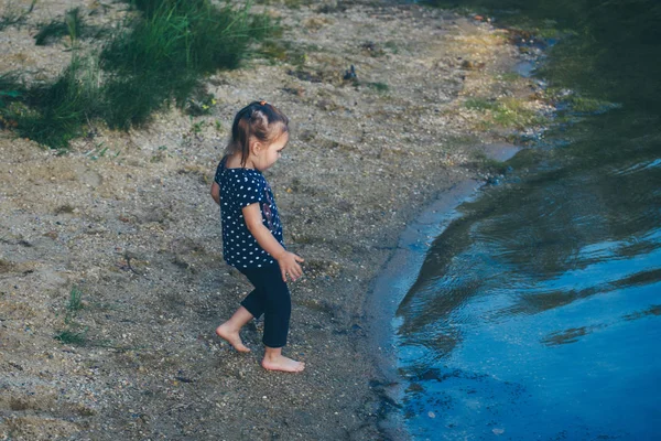 Liten Flicka Som Går Sandstrand Nära Dammen — Stockfoto