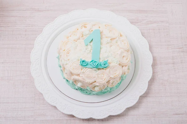 Tårta Med Rosor Och Nummer Ett Vit Bakgrund — Stockfoto