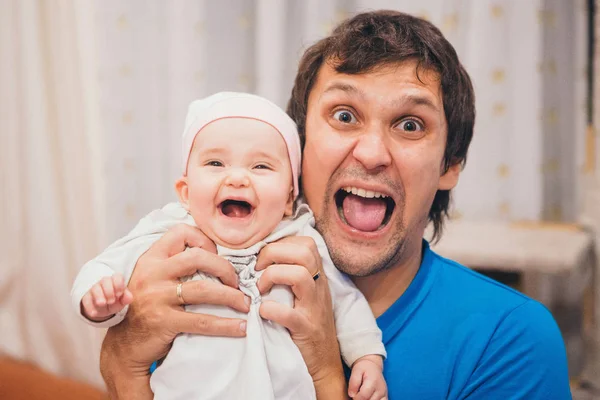 Bebek babası açık ağız ile ellerinde. adam ve çocuk çığlık