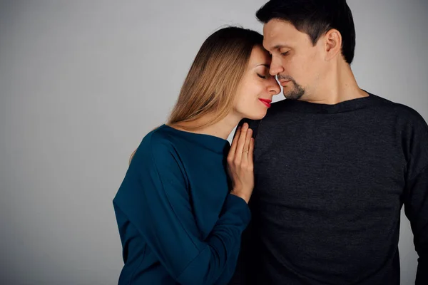 Retrato Homem Mulher Beijando Fundo Branco Marido Esposa Cara Cara — Fotografia de Stock