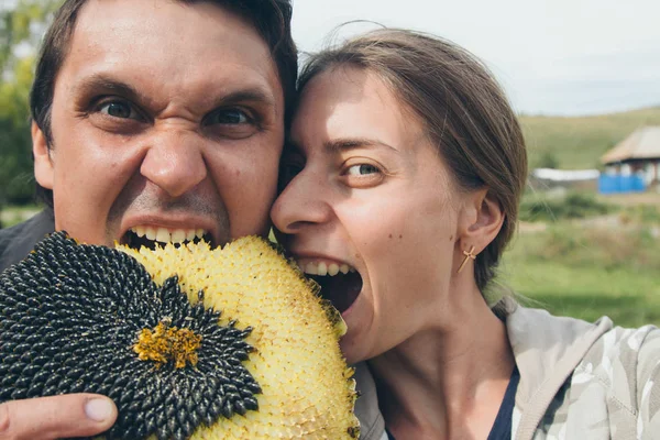 Uomo Una Donna Fanno Selfie Con Girasole Gente Mangia Avidamente — Foto Stock