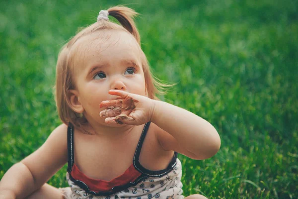 Portrait Petite Fille Dans Une Herbe Verte — Photo