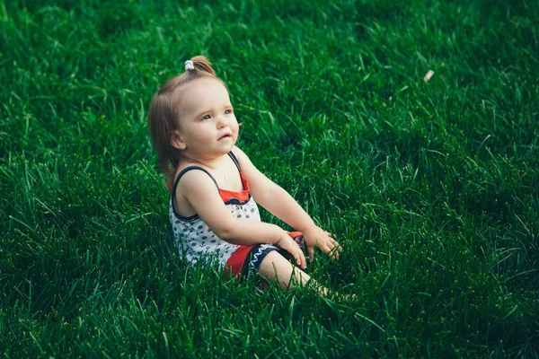 緑の草に少女の肖像画 — ストック写真