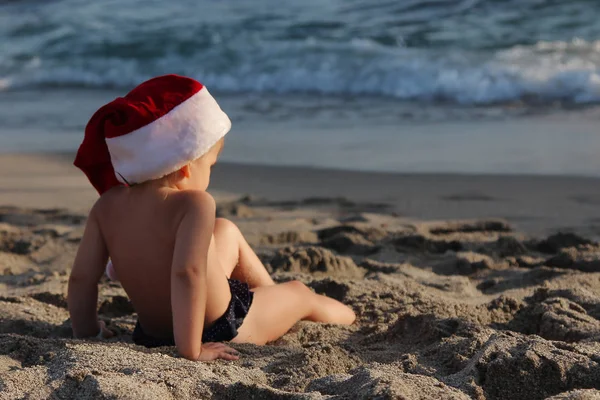 おかしい女の子 ビーチに座って クリスマスと新年の休暇の概念 — ストック写真