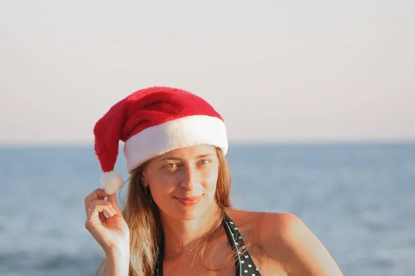 Girl Swimsuit Red Christmas Hat Background Sea Holding White Pompom — Stock Photo, Image