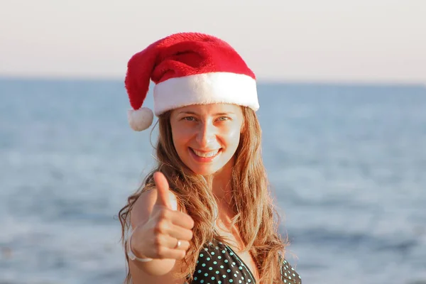 Uma Mulher Chapéu Natal Vermelho Mostra Seu Polegar Como Sinal — Fotografia de Stock