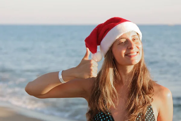 Uma Mulher Chapéu Natal Vermelho Mostra Seu Polegar Como Sinal — Fotografia de Stock