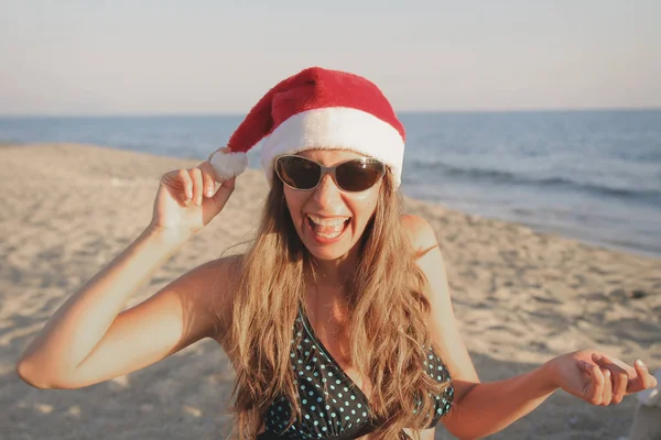 Mädchen Badeanzug Sonnenbrille Und Roter Weihnachtsmütze Strand Mit Weißem Bommel — Stockfoto
