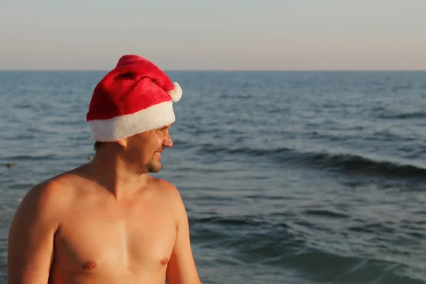 Retrato Homem Chapéu Natal Vermelho Contra Mar — Fotografia de Stock