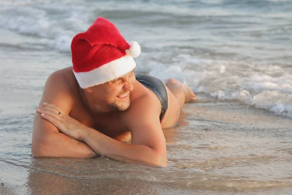 Feliz Novo Yaer Mar Homem Deitado Praia Com Chapéu Natal — Fotografia de Stock