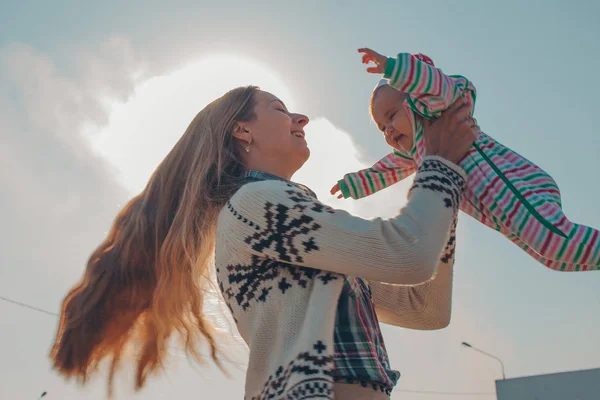 Dlouhé Vlasy Žena Pletený Svetr Malé Dítě Barevný Proužkovaný Oblek — Stock fotografie