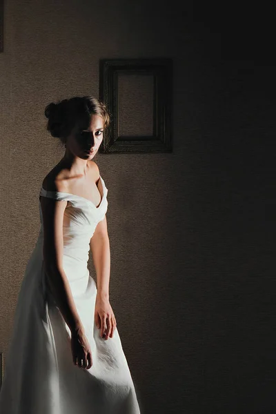 花嫁の美しいポーズのスタジオ撮影のモデル — ストック写真
