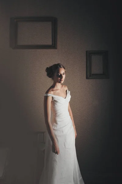 Невеста Модель Красивой Позе Сфотографированная Студии — стоковое фото