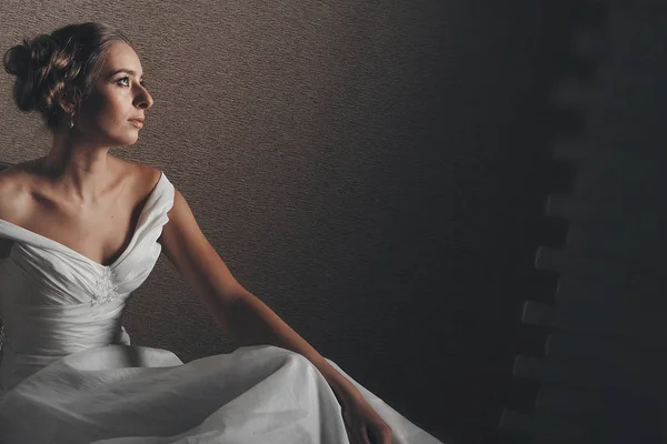 花嫁の美しいポーズのスタジオ撮影のモデル — ストック写真