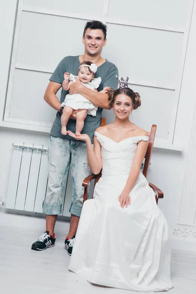 Malá Holčička Rukou Prince Princezny Muž Žena Oblecích Drží Dítě — Stock fotografie