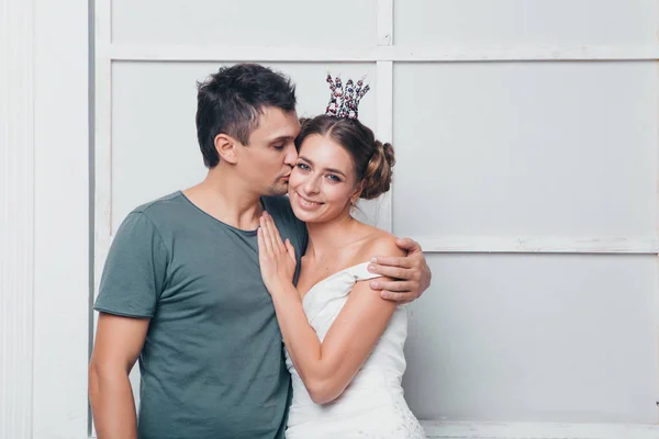 Cara Com Maquiagem Abraça Uma Menina Vestido Branco Com Uma — Fotografia de Stock