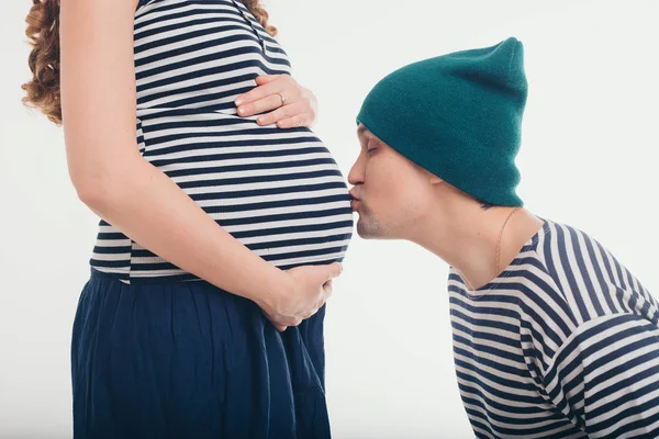 Mąż Całuje Brzuch Ciąży Żony Portret Rodziny Białym Tle Zdjęcie — Zdjęcie stockowe