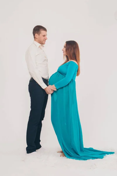 Portret Rodziny Mąż Obejmuje Żonę Ciąży Białym Tle Ciąży Para — Zdjęcie stockowe