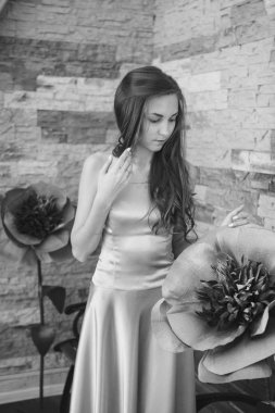 8 Mart: büyük bir yapay çiçek yanındaki uzun saçlı güzel kız