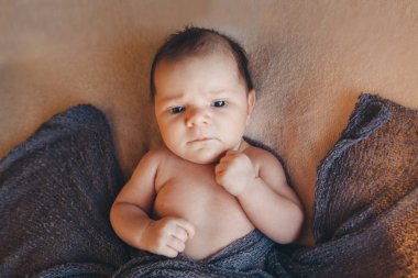 Çocuk ağzını açık beyaz bir arka plan üzerinde kanatlı arkasından yalan söylüyor. Angel aşk tanrısı örnek alıyor