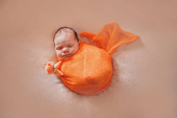 Новорожденный ребенок спит с игрушкой рядом с вязаным плюшевым мишкой — стоковое фото