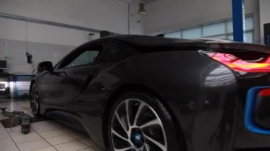 Araba tamir, reklam, Moskova, 1.11.2018 Bmw: Bmw motor şirketi rozet siyah bir araba önden. Bir Alman otomobil, motosiklet ve 1916 yılında kurulan şirket üretim motor BMW olduğunu