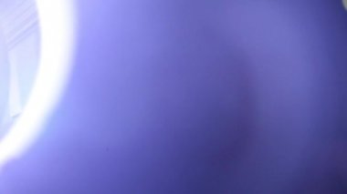 Renkli parlak sahne bir konserde bulanık mavi ve beyaz ışık spot ışıkları.