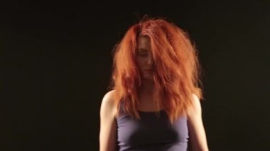 fırfır yakalı saç siyah bir zemin üzerine güzel kızıl saçlı kız. Dağınık saçları dokunmadan kadın