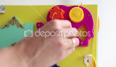 yazı tahtası üzerinde tork parçaların gösteri. Kadın çocuk eğitim oyuncakla oynamak