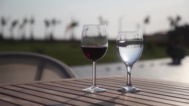 Deux Verres Vin Eau Sur Table Close — Video