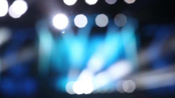 五颜六色明亮的舞台灯光在音乐会模糊的蓝色和白色的聚光灯聚光灯 — 图库视频影像